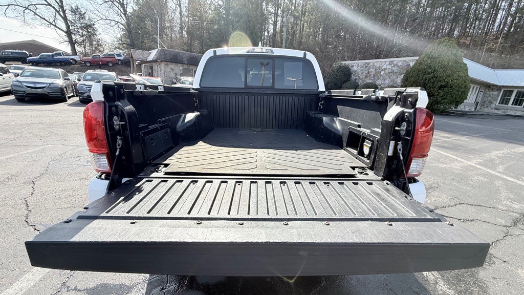 2016 Toyota Tacoma Image 17