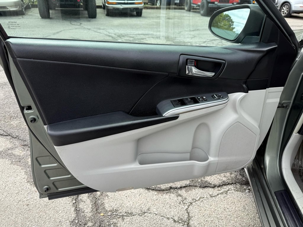 2012 Toyota Camry Image 18