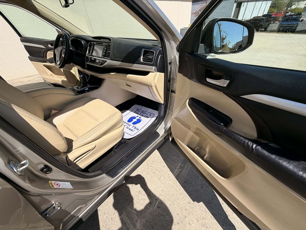 2016 Toyota Highlander Image 17
