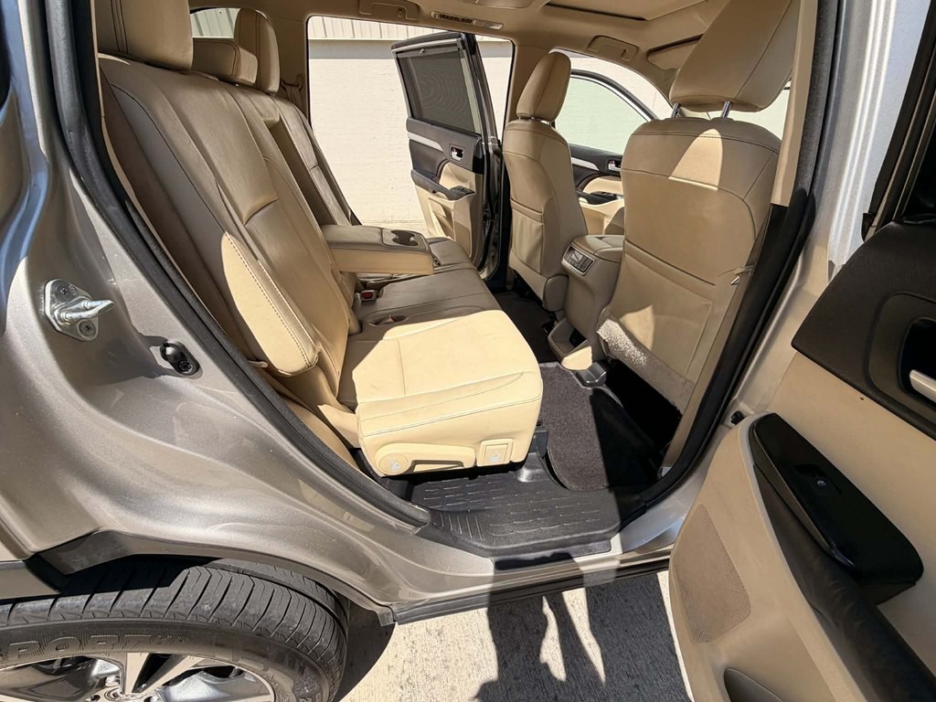 2016 Toyota Highlander Image 19