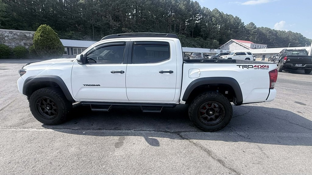 2019 Toyota Tacoma Image 2