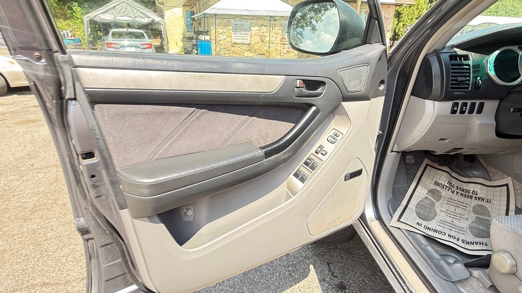 2004 Toyota 4Runner Image 26