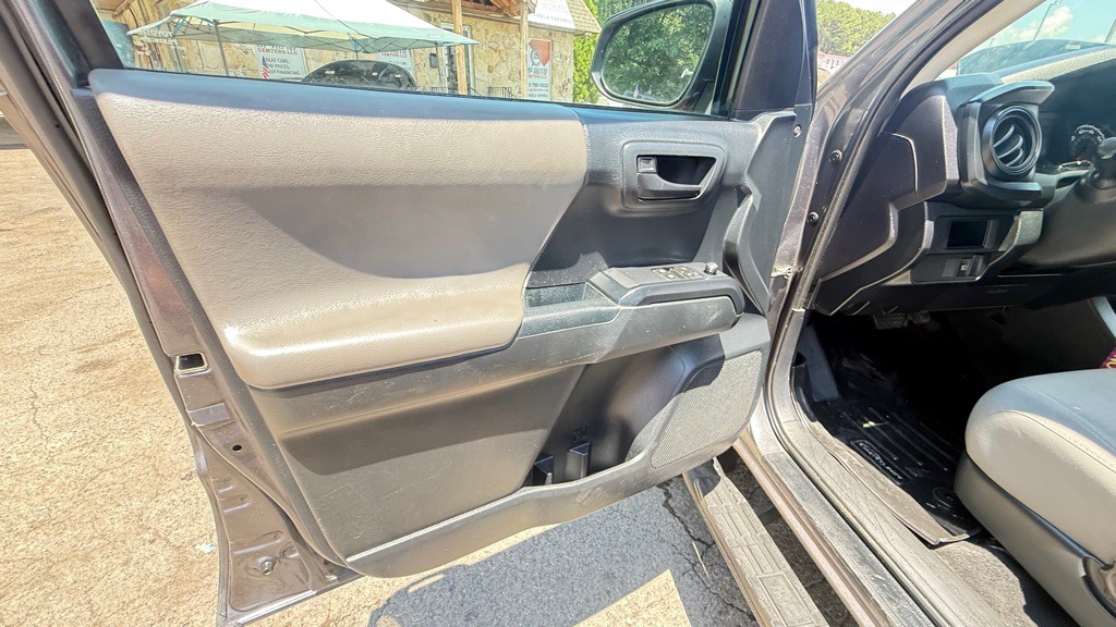 2018 Toyota Tacoma Image 24