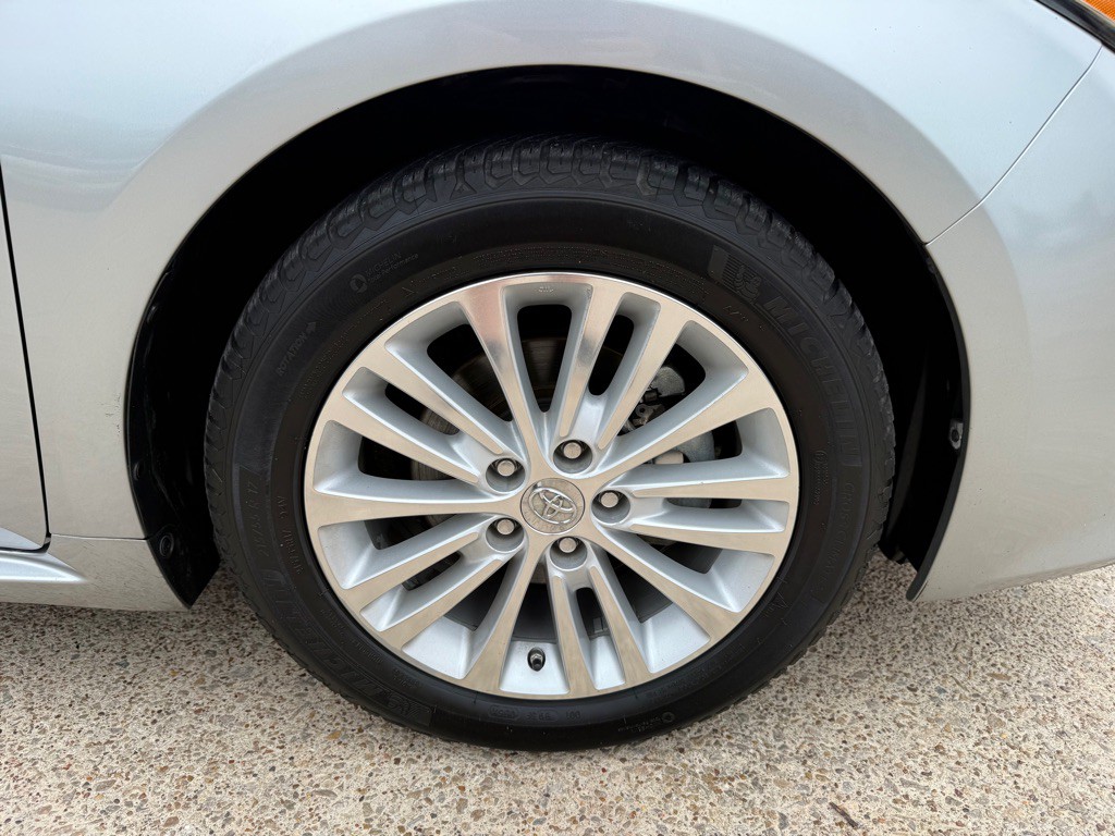2015 Toyota Avalon Image 13