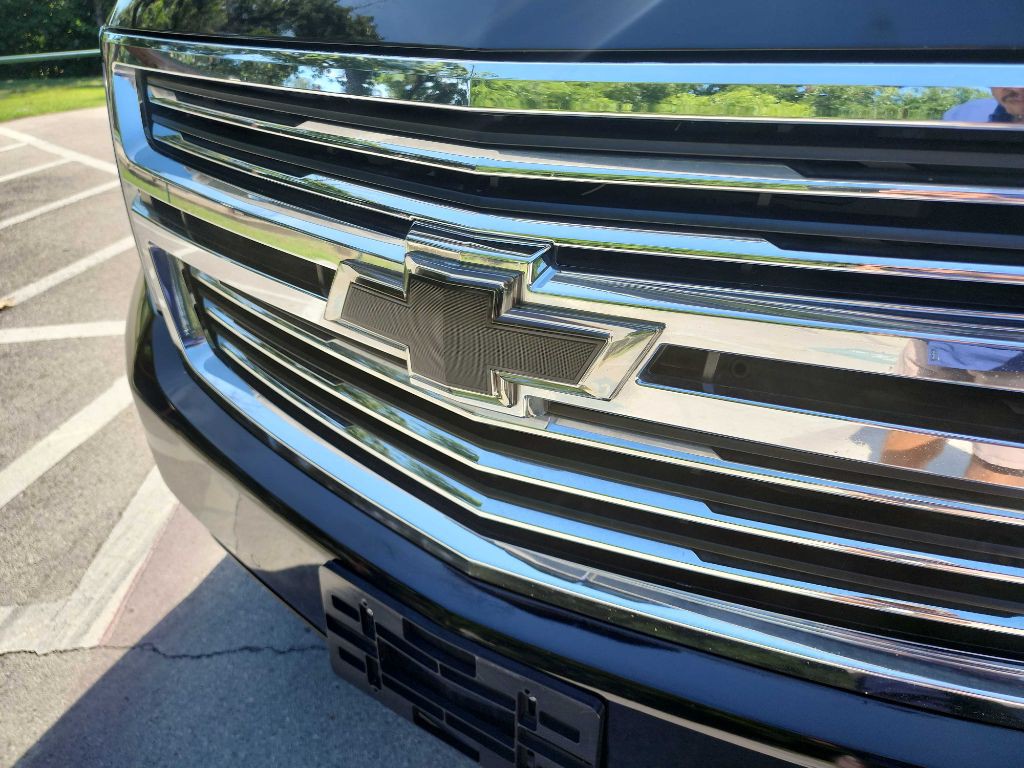 2017 Chevrolet Suburban Image 3