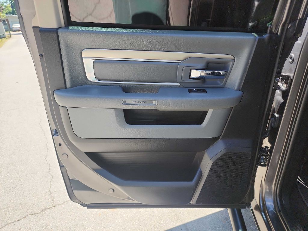 2017 RAM 3500 Image 32