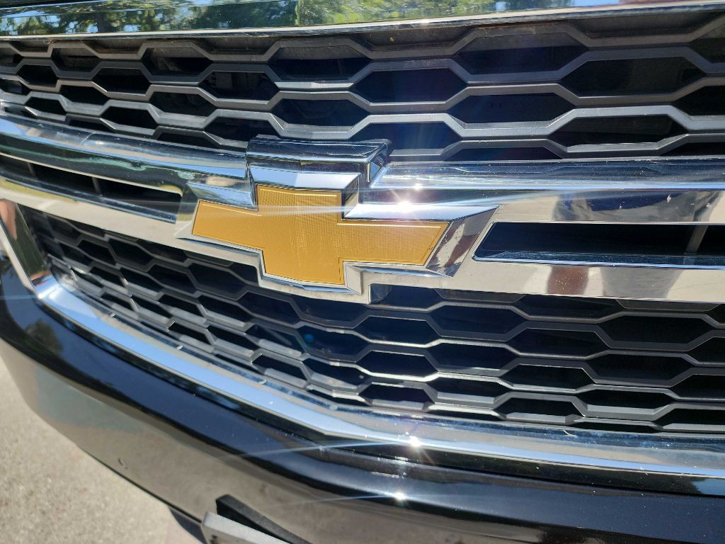 2017 Chevrolet Suburban Image 3