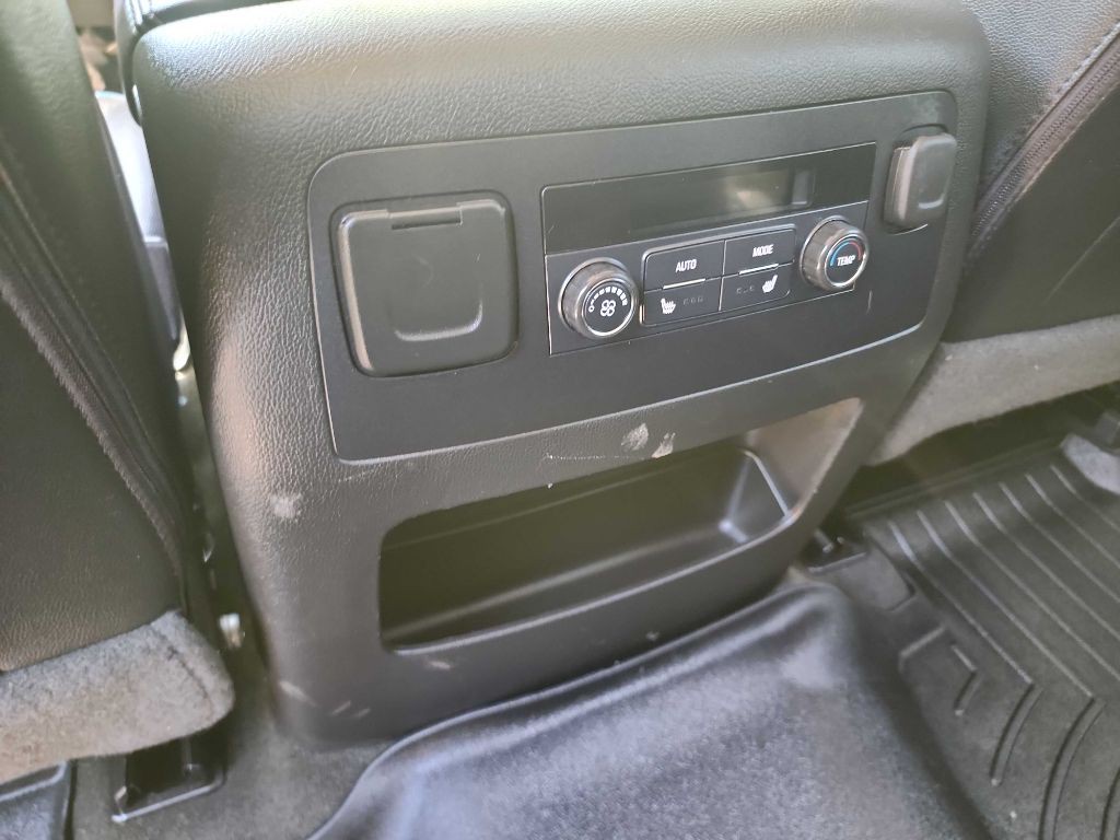 2017 Chevrolet Suburban Image 32