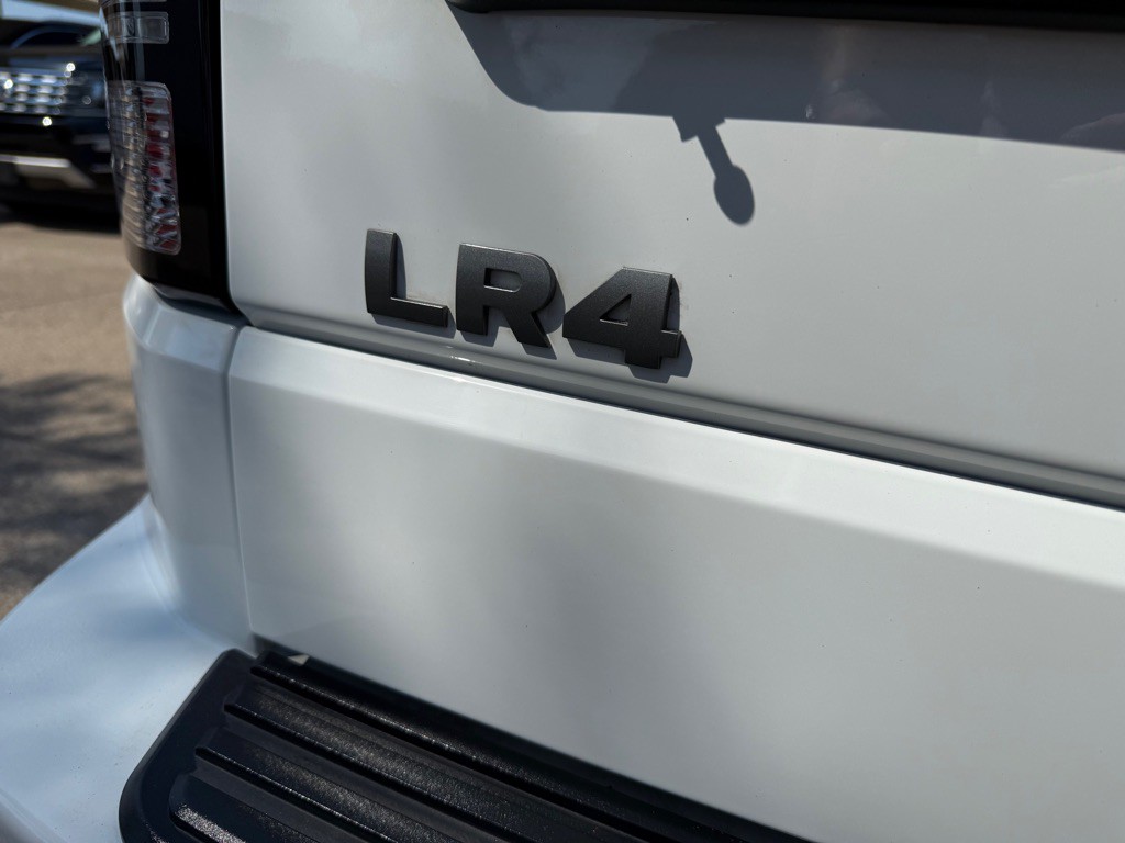 2016 Land Rover LR4 Image 9