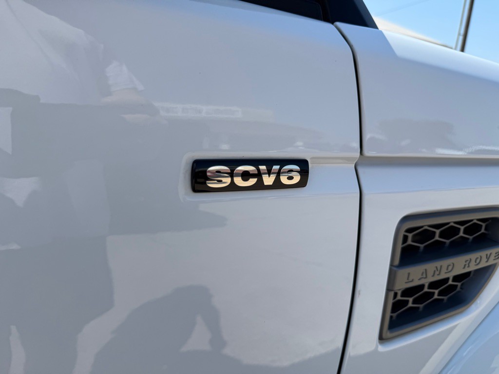 2016 Land Rover LR4 Image 11