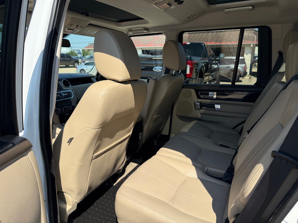 2016 Land Rover LR4 Image 16