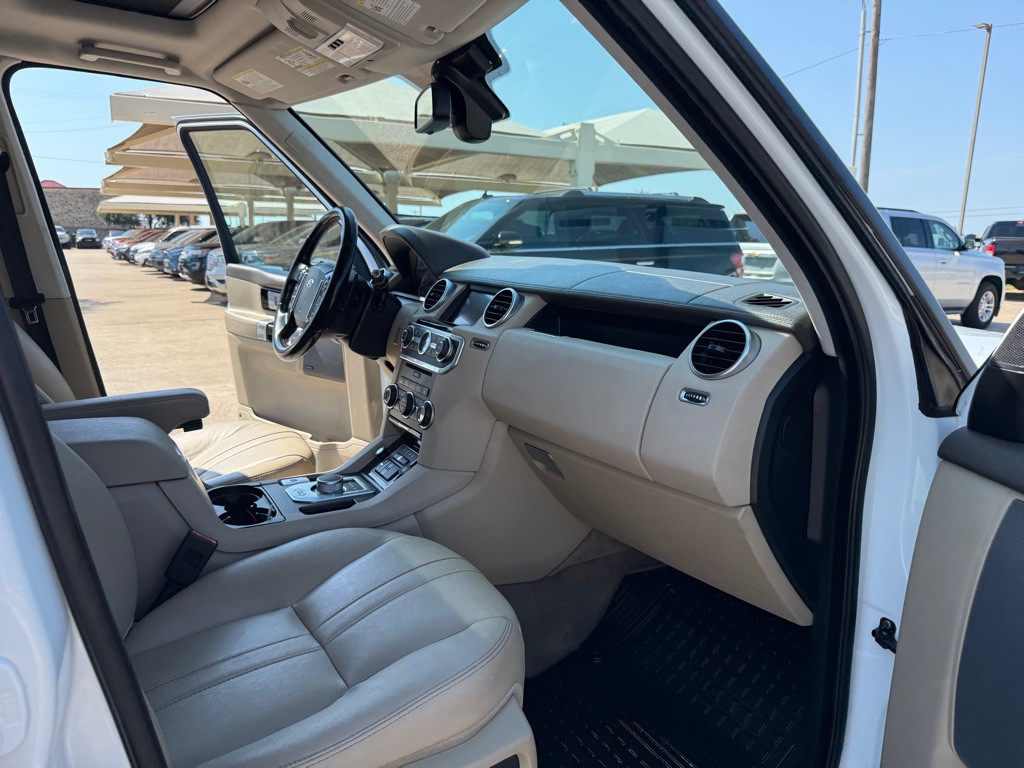 2016 Land Rover LR4 Image 17