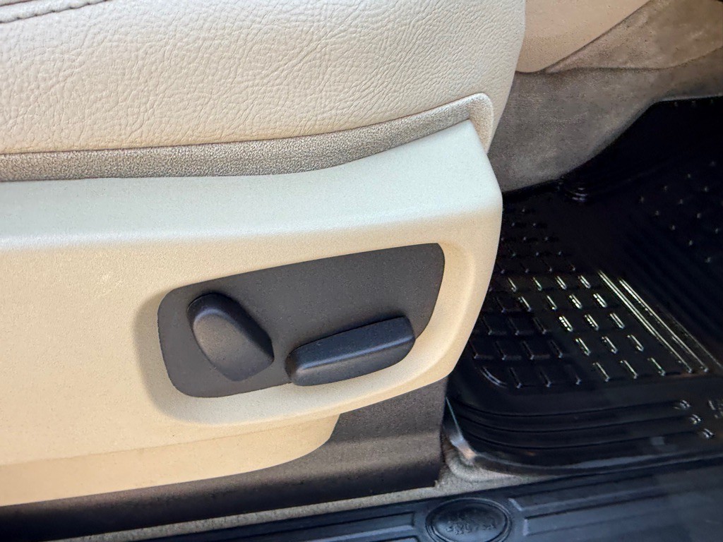 2016 Land Rover LR4 Image 25
