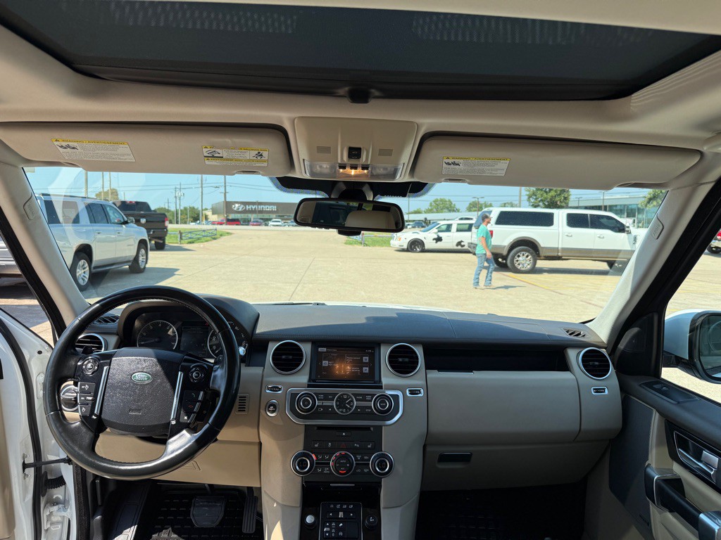 2016 Land Rover LR4 Image 28