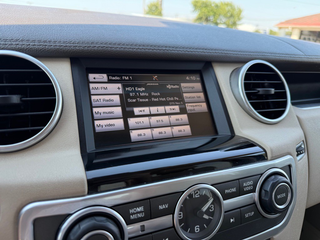 2016 Land Rover LR4 Image 38