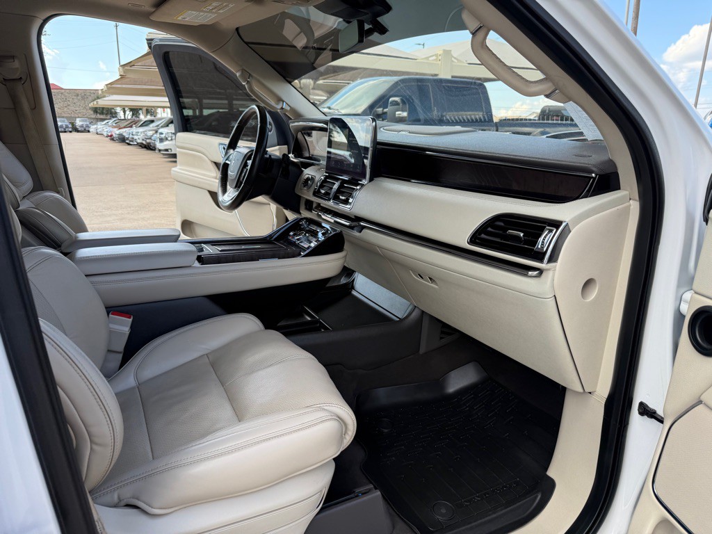 2019 Lincoln Navigator Image 17