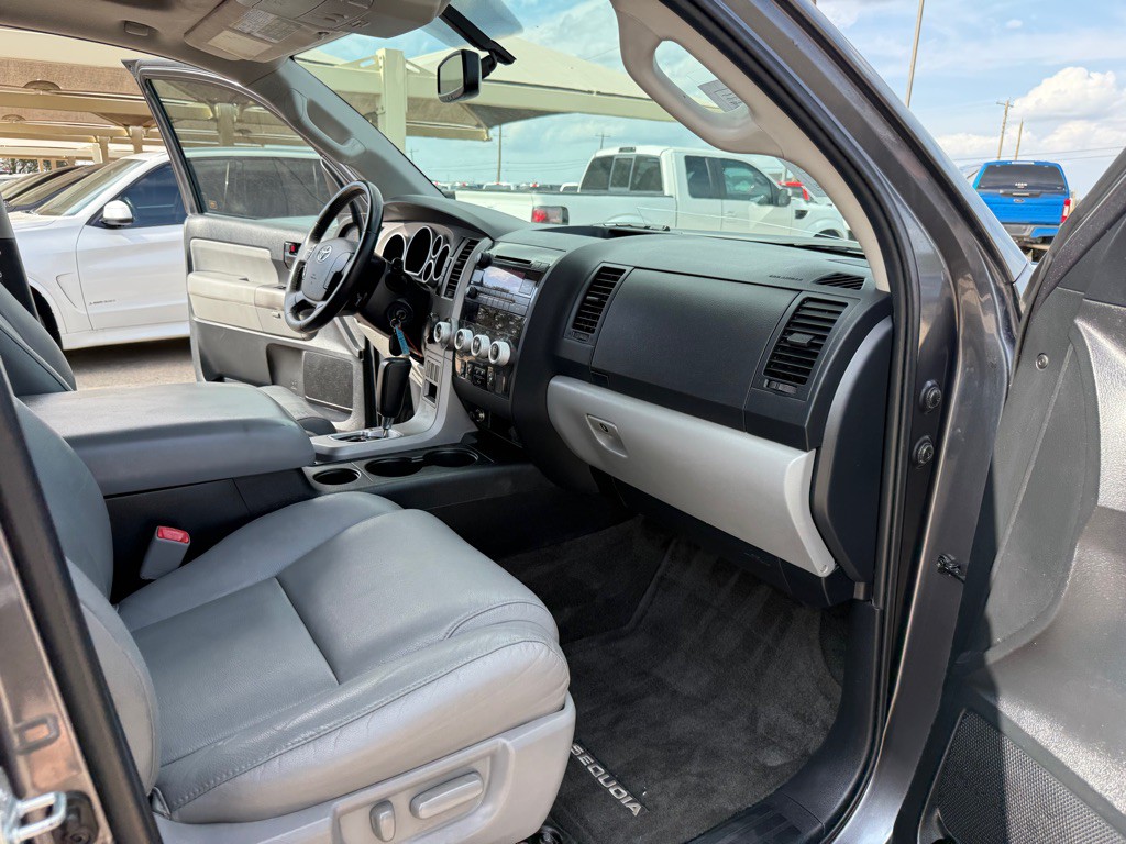 2012 Toyota Sequoia Image 17