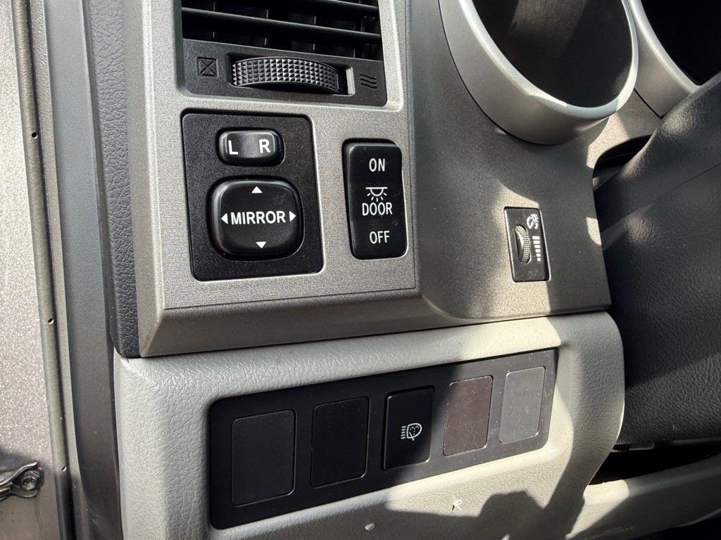 2012 Toyota Sequoia Image 23