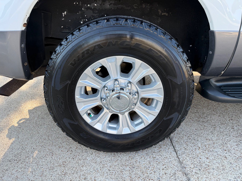 2005 Ford Excursion Image 13