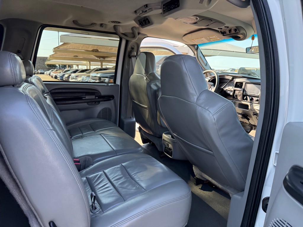 2005 Ford Excursion Image 18