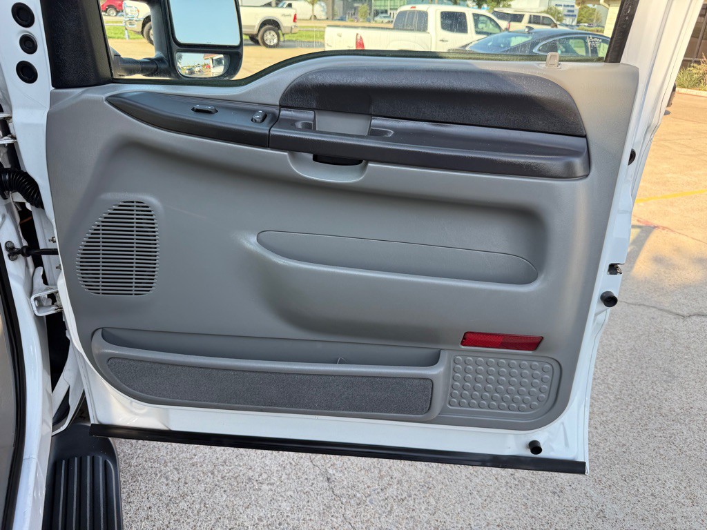2005 Ford Excursion Image 26