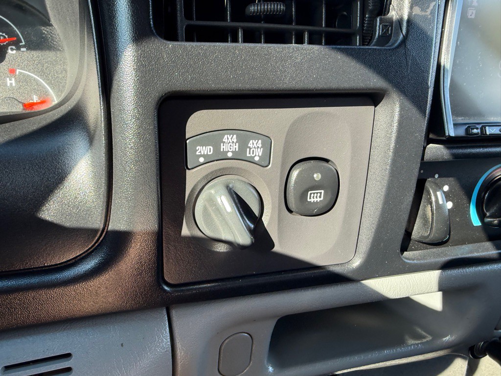 2005 Ford Excursion Image 32