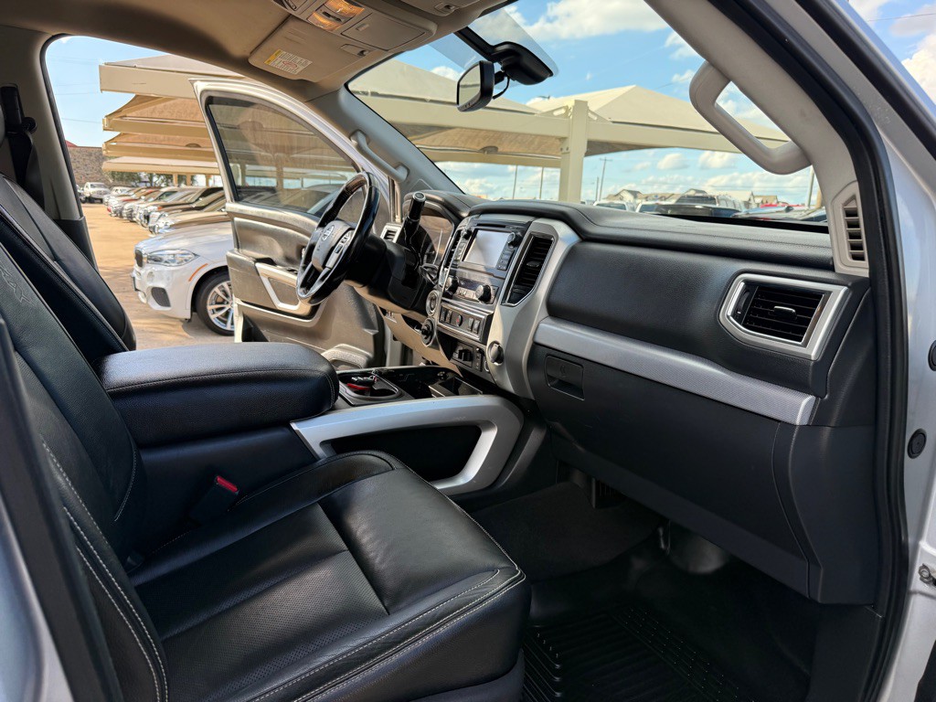 2016 Nissan Titan Image 14