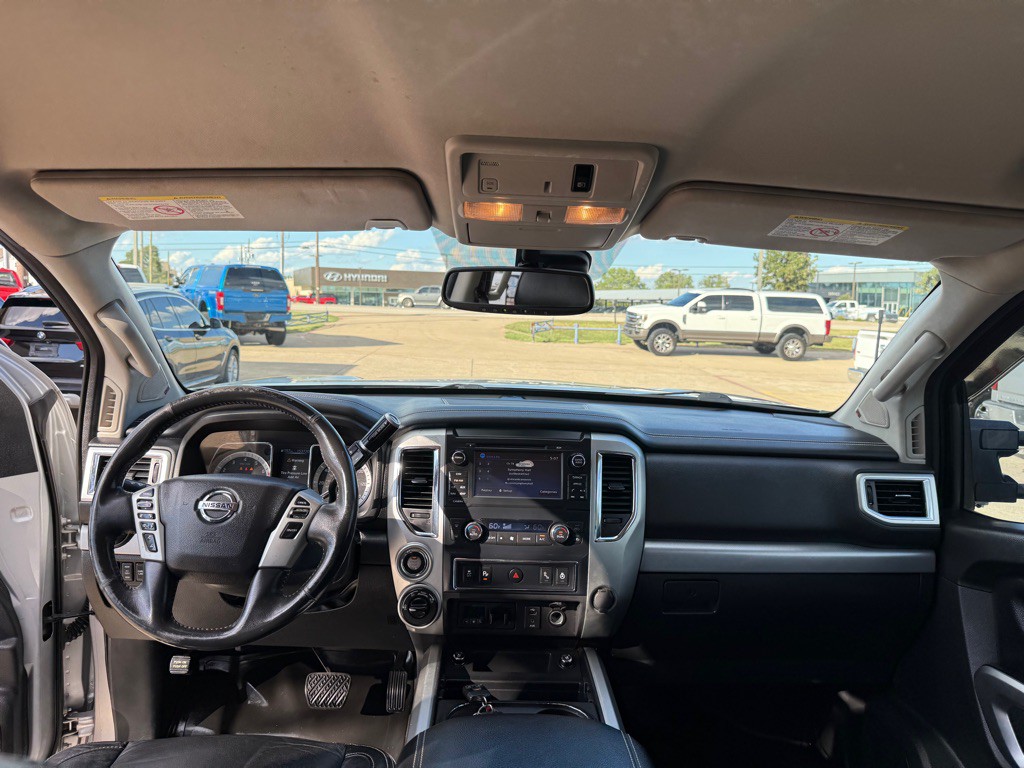 2016 Nissan Titan Image 18