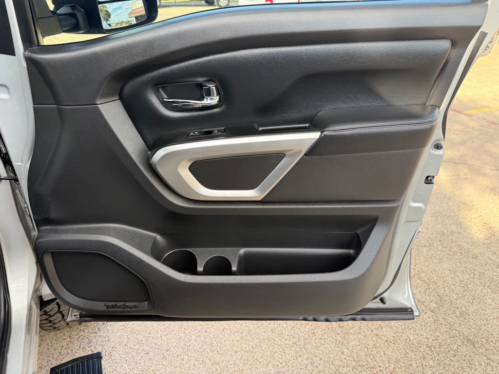 2016 Nissan Titan Image 21