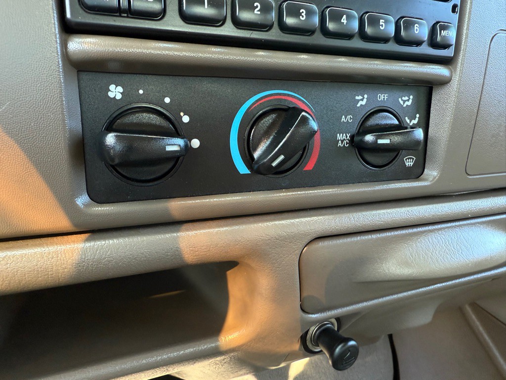 2002 Ford F-350 Image 32