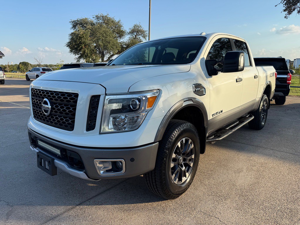 2017 Nissan Titan Image 3