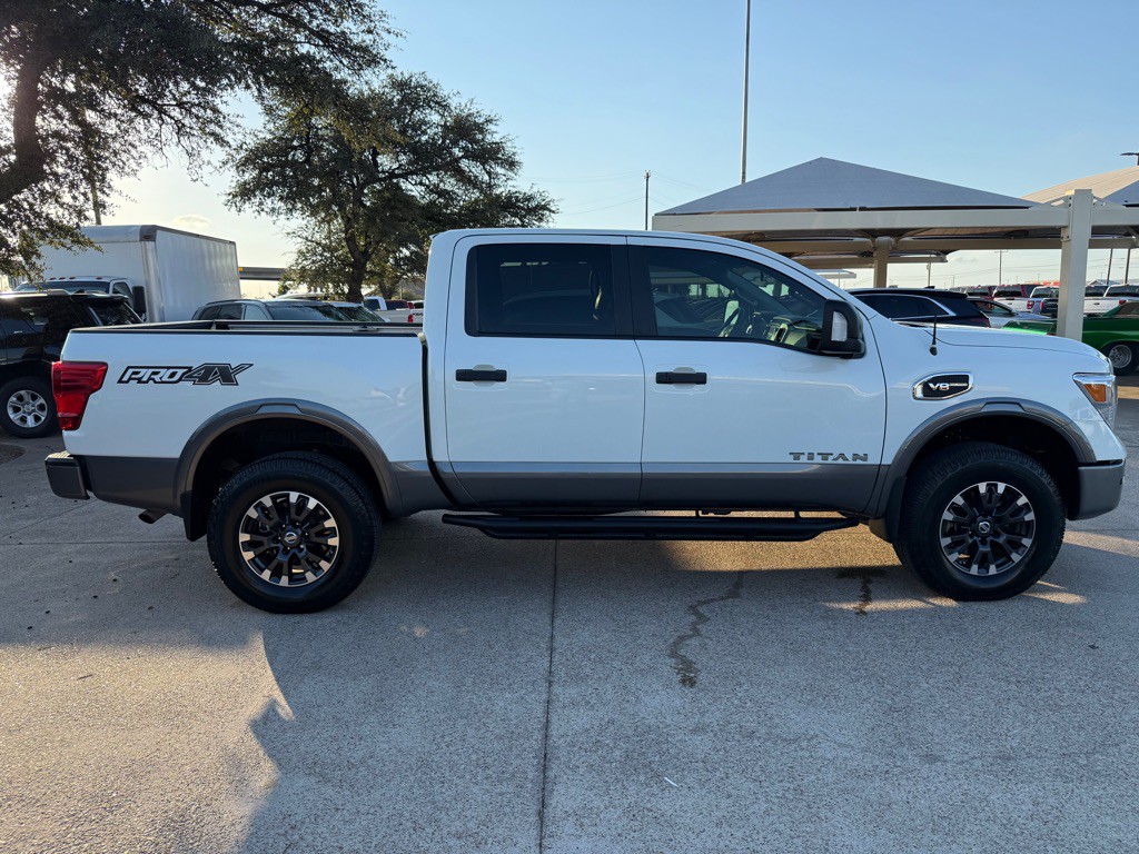 2017 Nissan Titan Image 8
