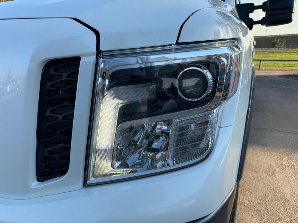 2017 Nissan Titan Image 9