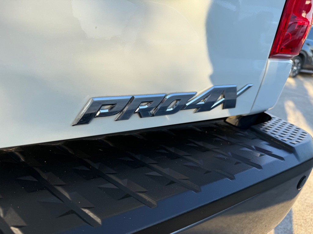 2017 Nissan Titan Image 10