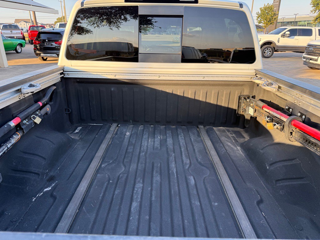 2017 Nissan Titan Image 11