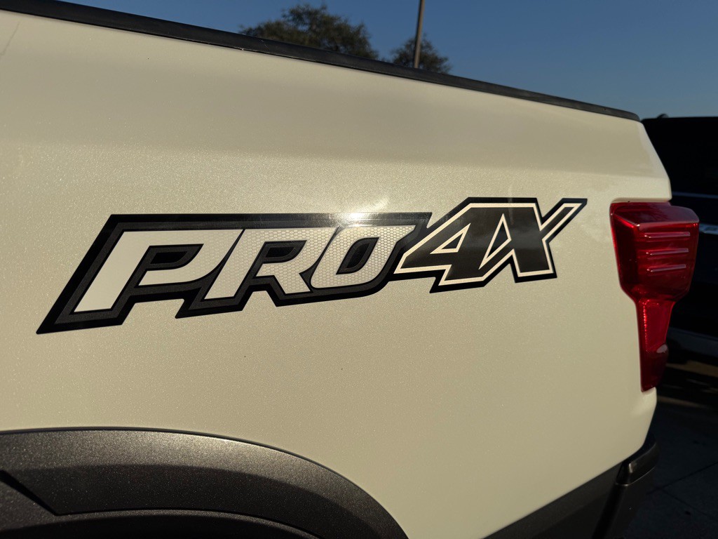 2017 Nissan Titan Image 13