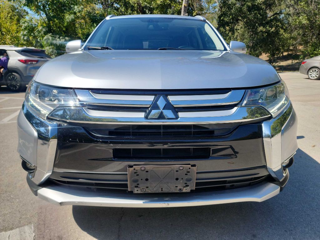 2017 Mitsubishi Outlander Image 2