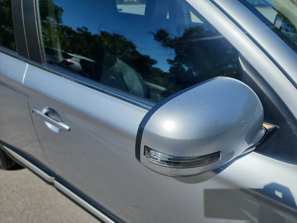 2017 Mitsubishi Outlander Image 11