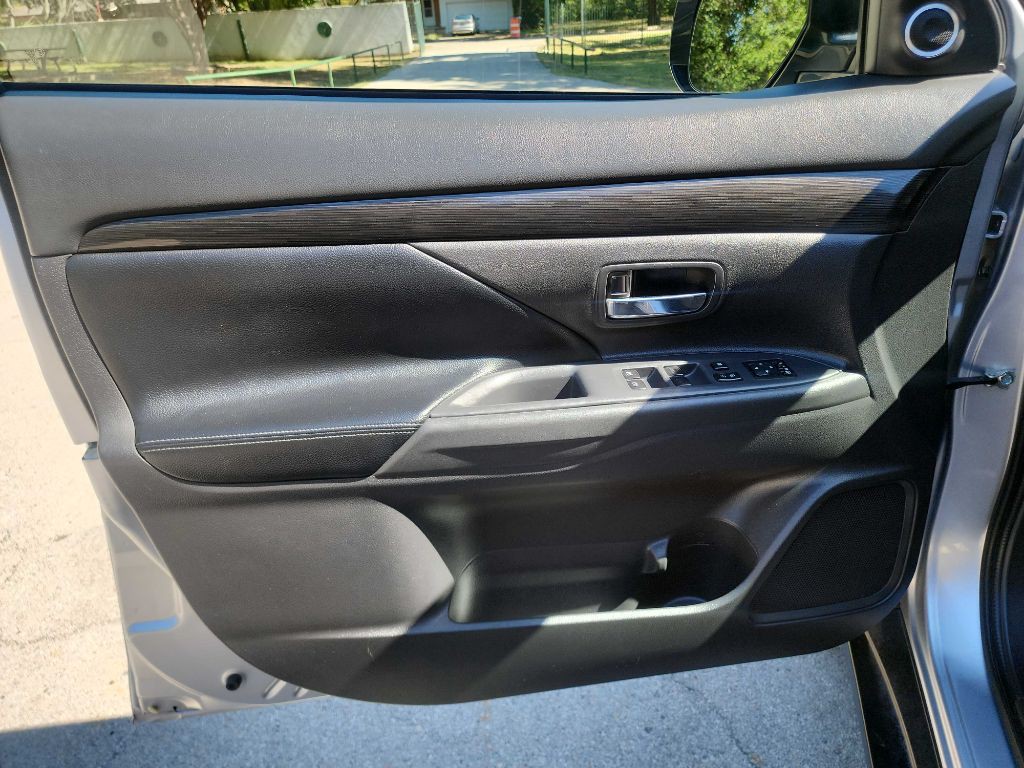 2017 Mitsubishi Outlander Image 16