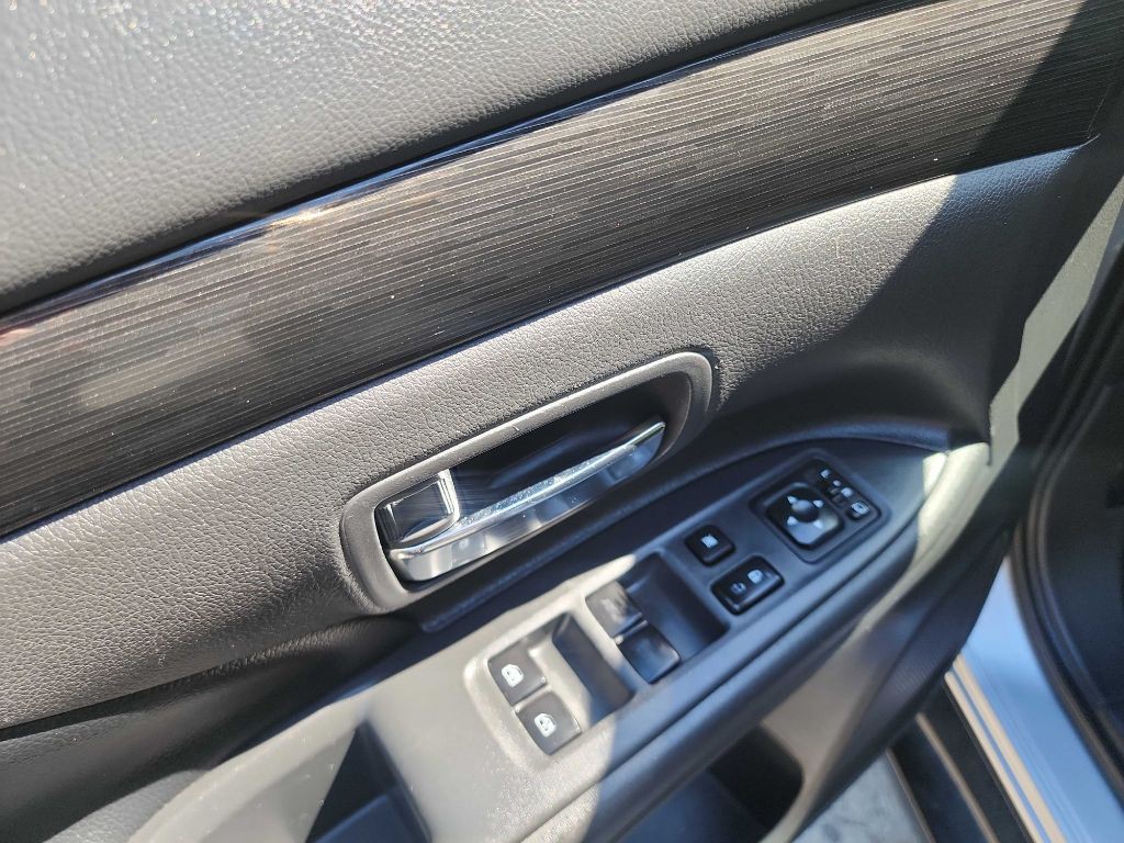 2017 Mitsubishi Outlander Image 17