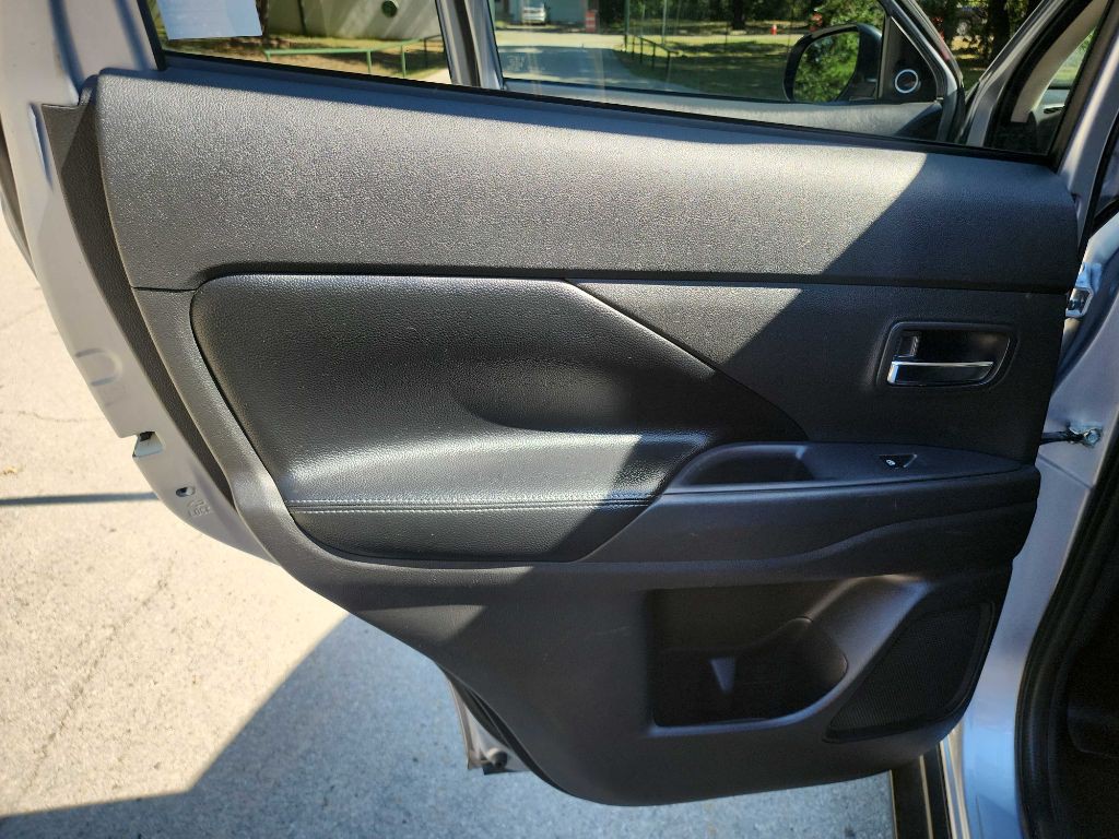 2017 Mitsubishi Outlander Image 29