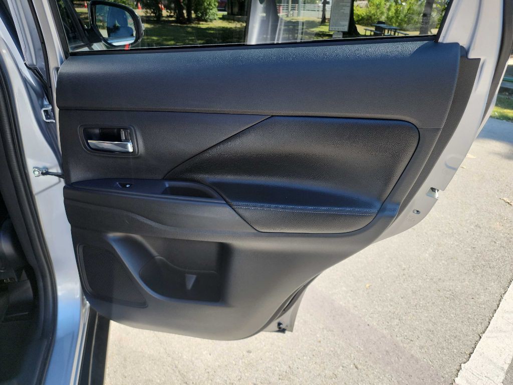 2017 Mitsubishi Outlander Image 33