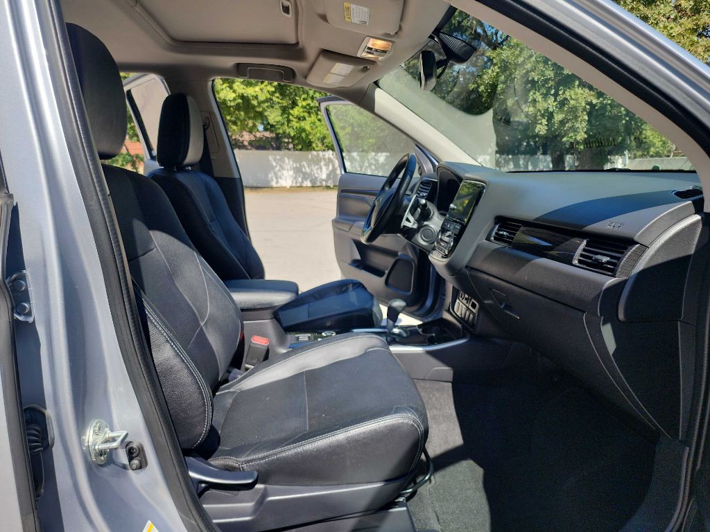 2017 Mitsubishi Outlander Image 39