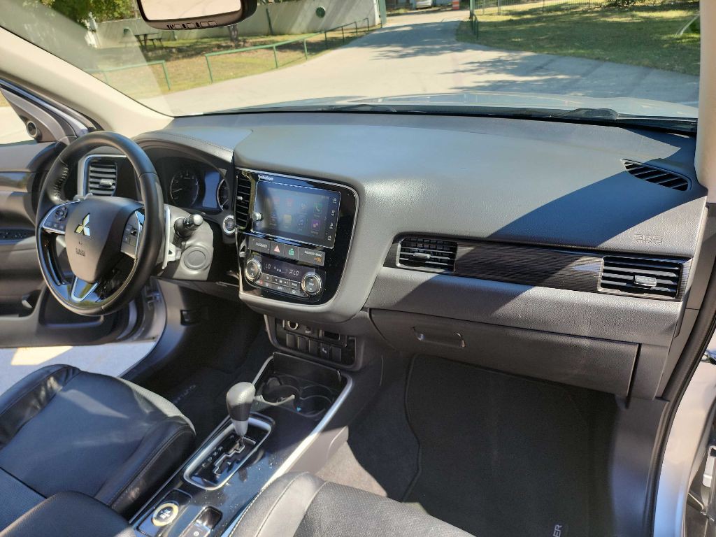 2017 Mitsubishi Outlander Image 40