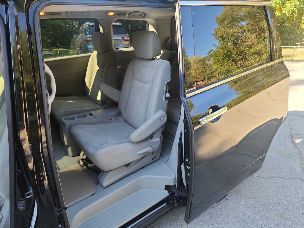 2014 Nissan Quest Image 24