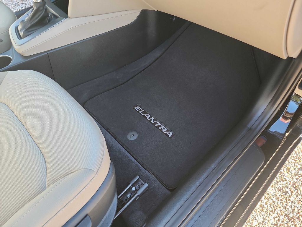 2018 Hyundai Elantra Image 32