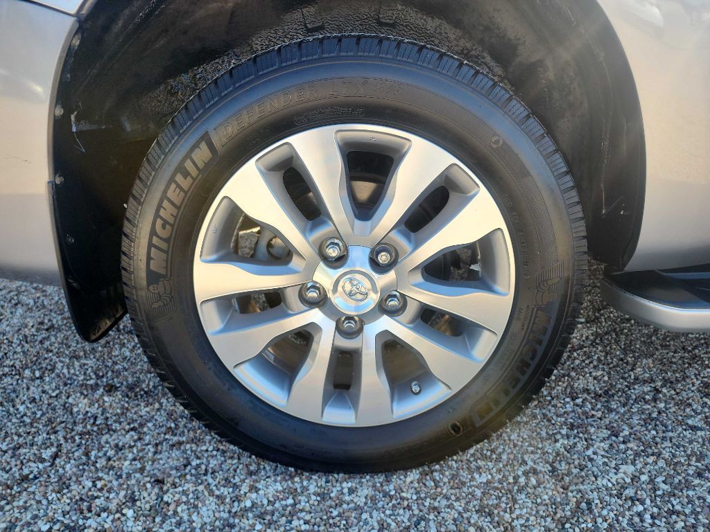 2010 Toyota Sequoia Image 12