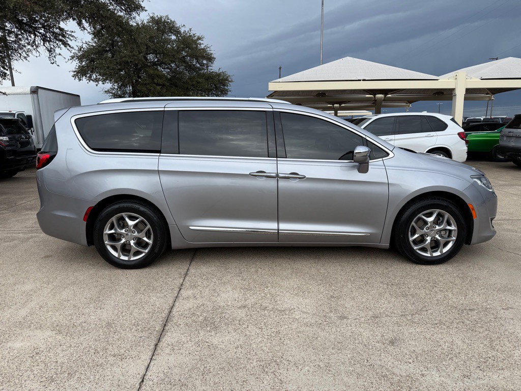 2018 Chrysler Pacifica Image 8