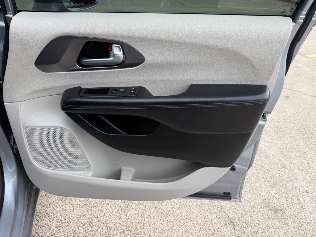 2018 Chrysler Pacifica Image 30