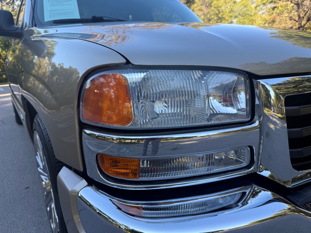 2004 GMC Sierra Image 2